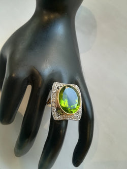 Bague en ors de couleurs, péridot et diamants - Castafiore