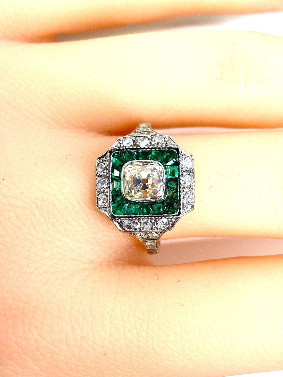 Bague en platine, diamants et émeraudes vers 1900 - Castafiore
