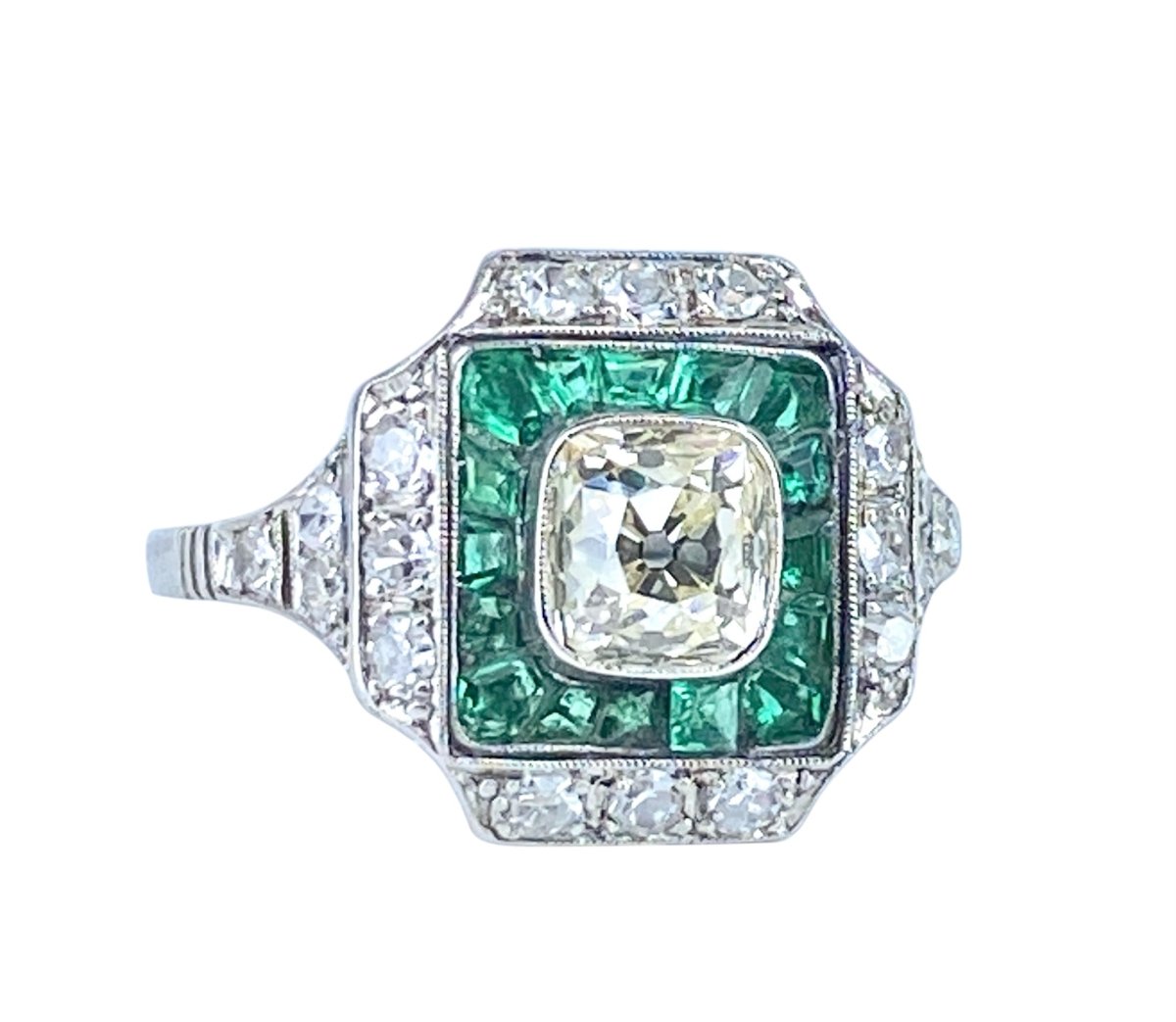 Bague en platine, diamants et émeraudes vers 1900 - Castafiore