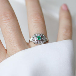 Bague en platine, émeraude, et diamants - Castafiore