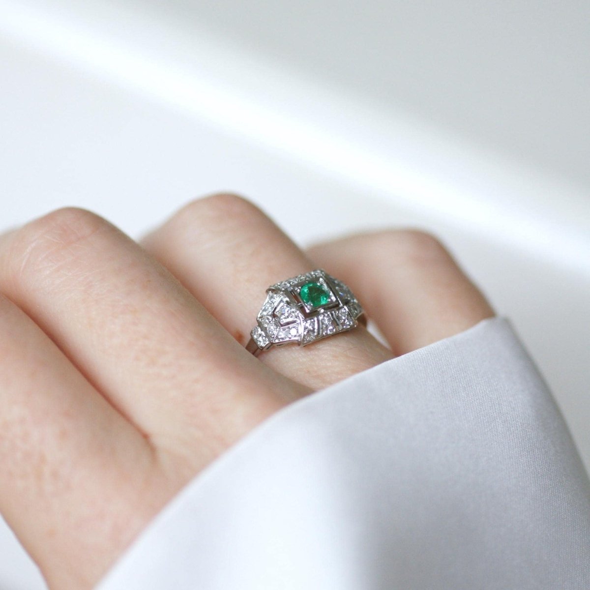 Bague en platine, émeraude, et diamants - Castafiore