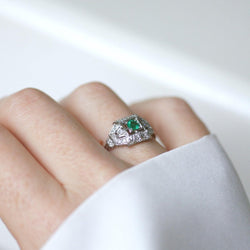 Bague en platine, émeraude, et diamants - Castafiore