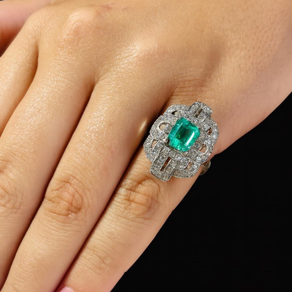 Bague en platine, émeraude et diamants - Castafiore