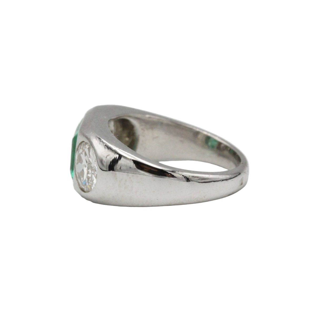 Bague en platine, émeraude et diamants - Castafiore