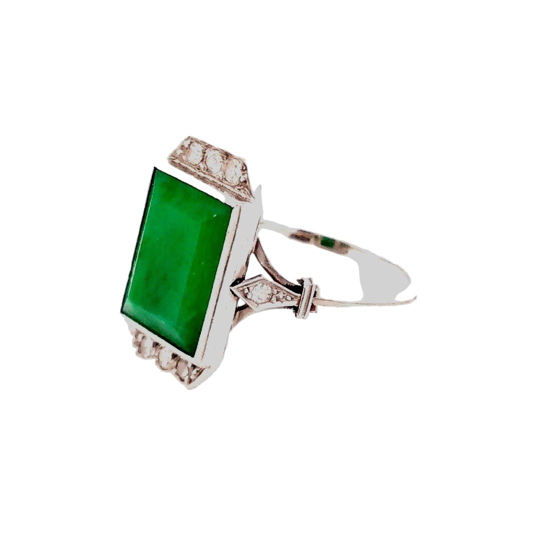 Bague en platine, jade, et diamants - Castafiore