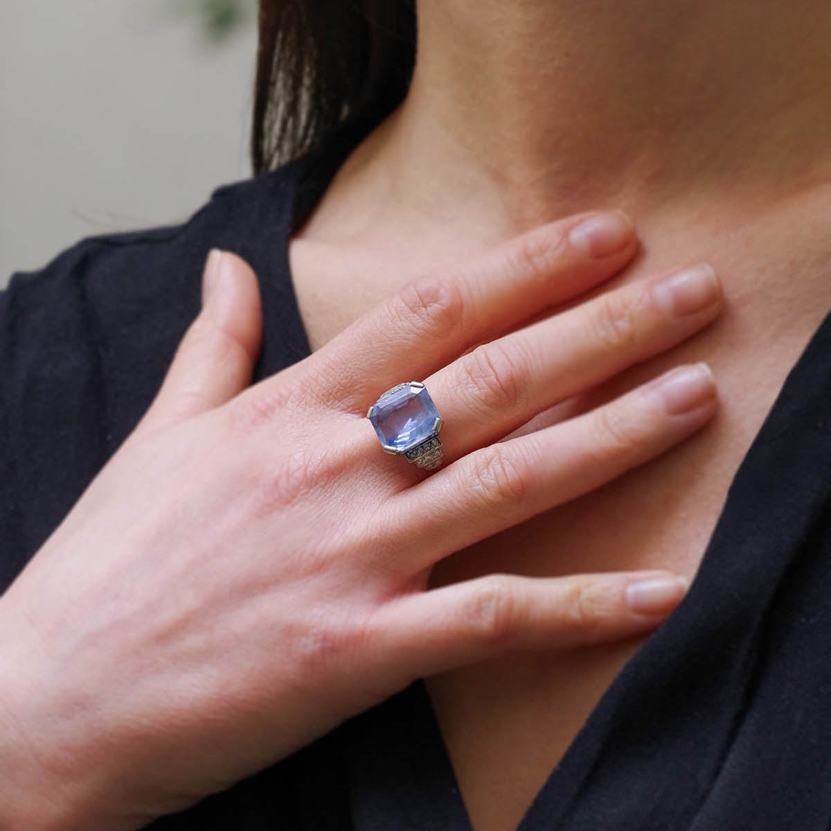 Bague en platine, saphir et diamants - Castafiore