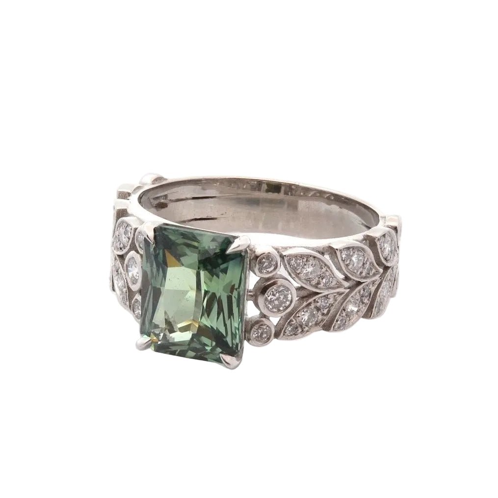 Bague en platine, saphir et diamants - Castafiore