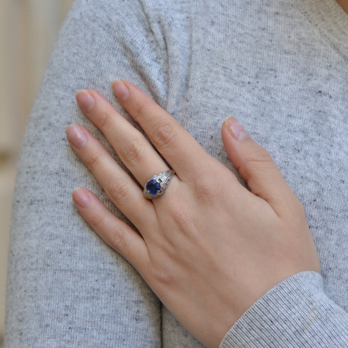 Bague en platine, saphir et diamants - Castafiore