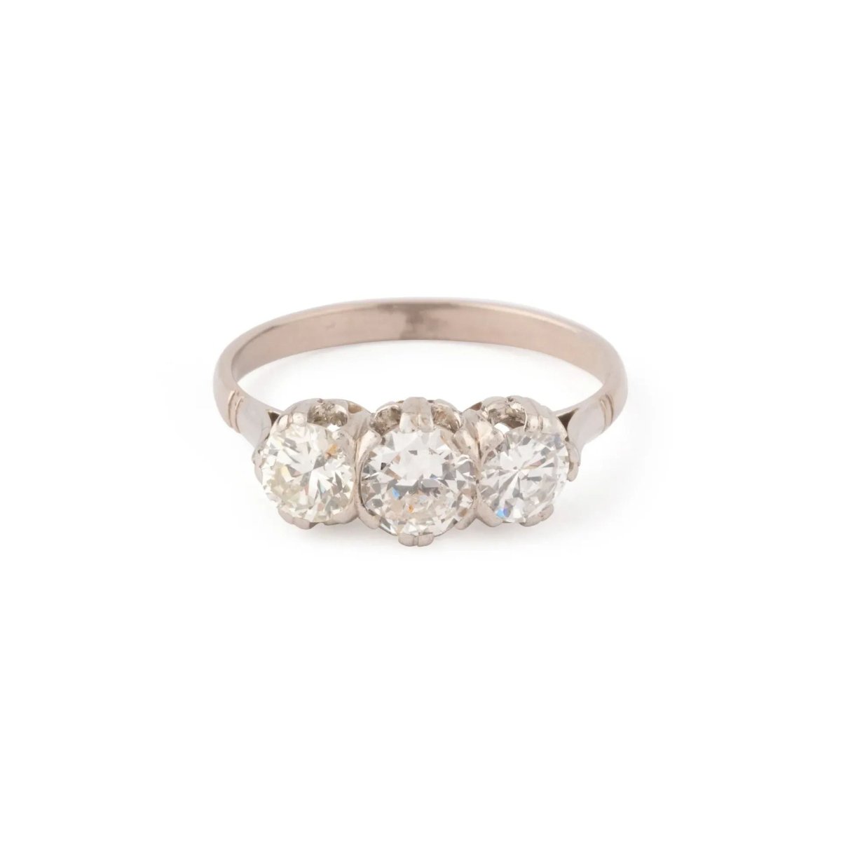 Bague en platine trilogie ornée de 3 diamants - Castafiore