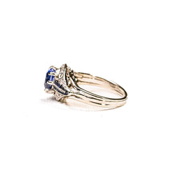 Bague Entourage Art Déco en or blanc et platine, saphir de Ceylan - Castafiore