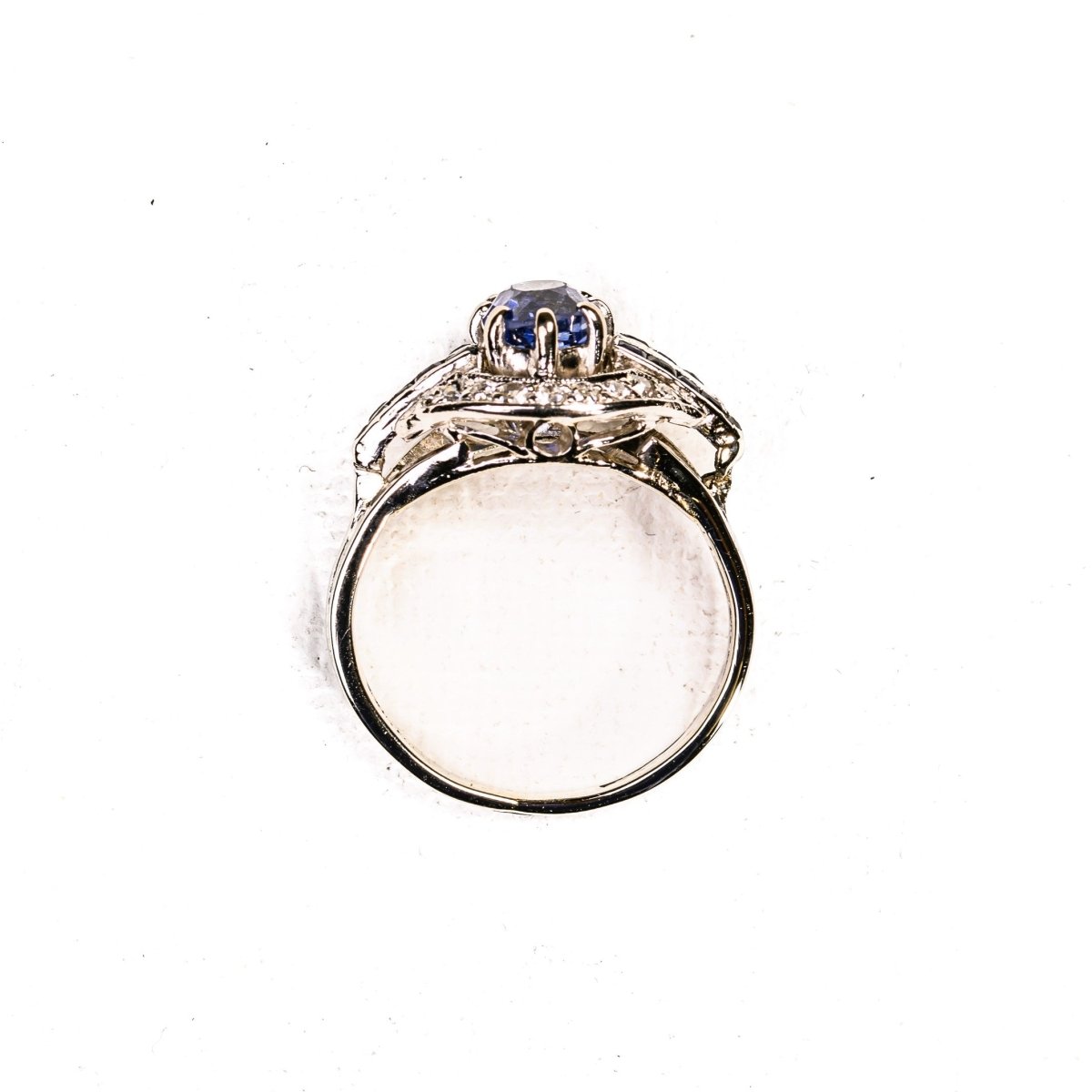 Bague Entourage Art Déco en or blanc et platine, saphir de Ceylan - Castafiore