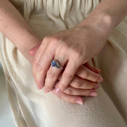 Bague Entourage Art Déco en or blanc et platine, saphir de Ceylan - Castafiore