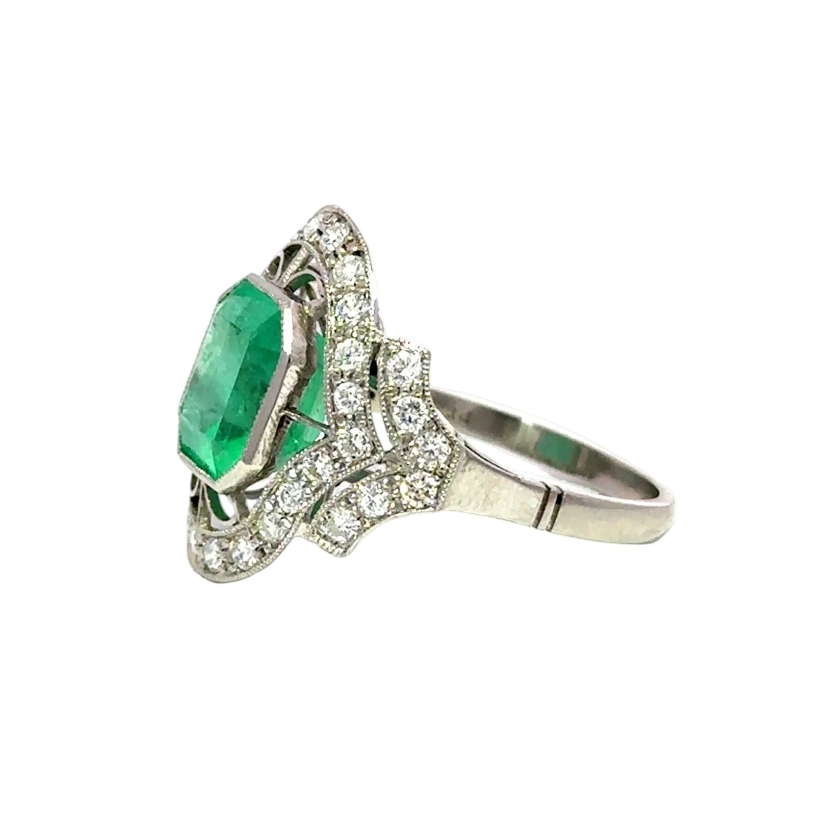 Bague Entourage Art Déco en platine, émeraude et diamants - Castafiore