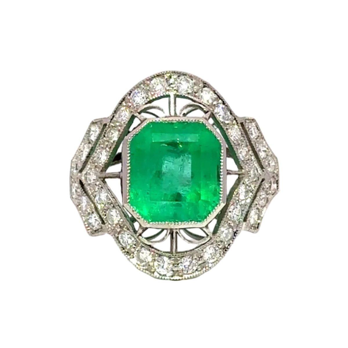 Bague Entourage Art Déco en platine, émeraude et diamants - Castafiore