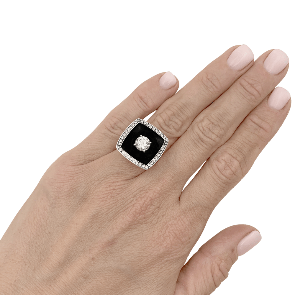 Bague Entourage CHANEL "Nuit noire" en or blanc, émail et diamants - Castafiore