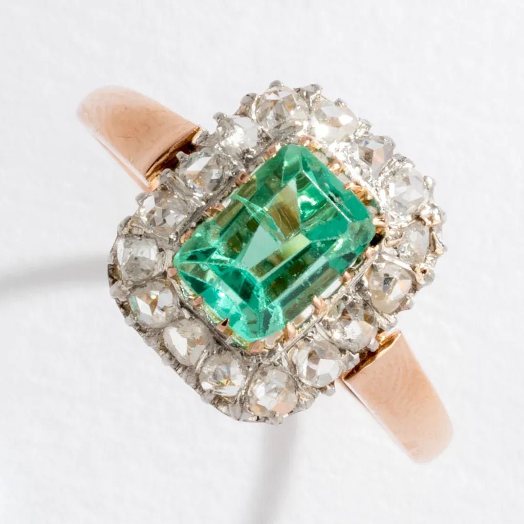 Bague entourage émeraude et diamant. - Castafiore