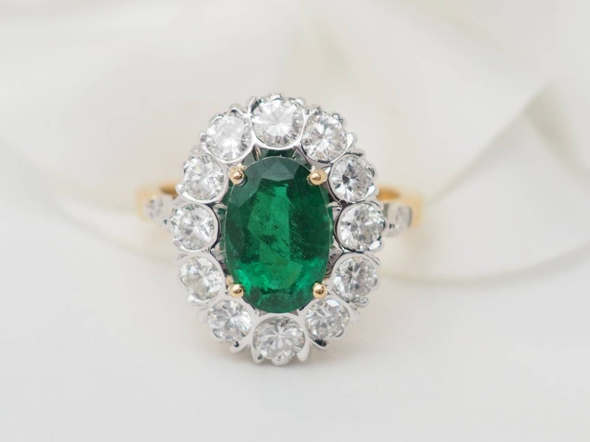 Bague entourage en or bicolore, émeraude et diamants - Castafiore