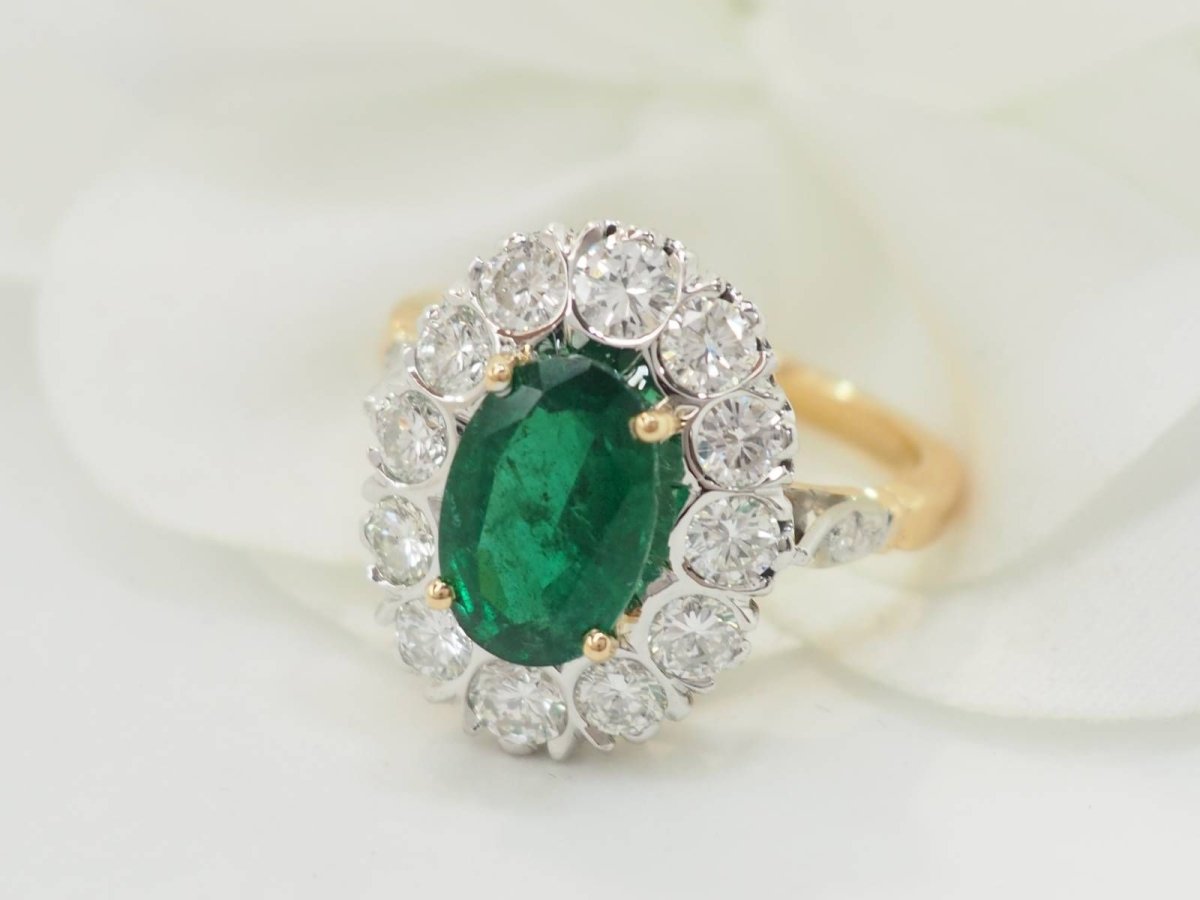 Bague entourage en or bicolore, émeraude et diamants - Castafiore