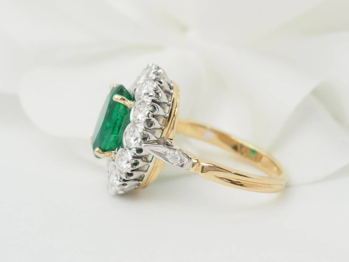 Bague entourage en or bicolore, émeraude et diamants - Castafiore