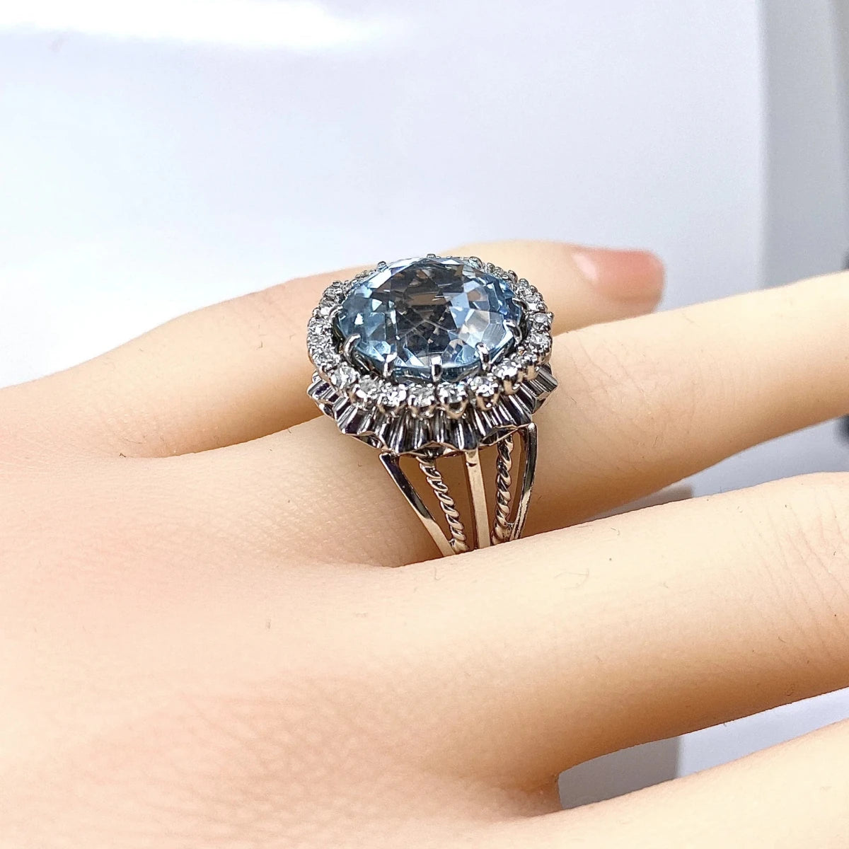 Bague Entourage en or blanc, aigue-marine et diamants - Castafiore