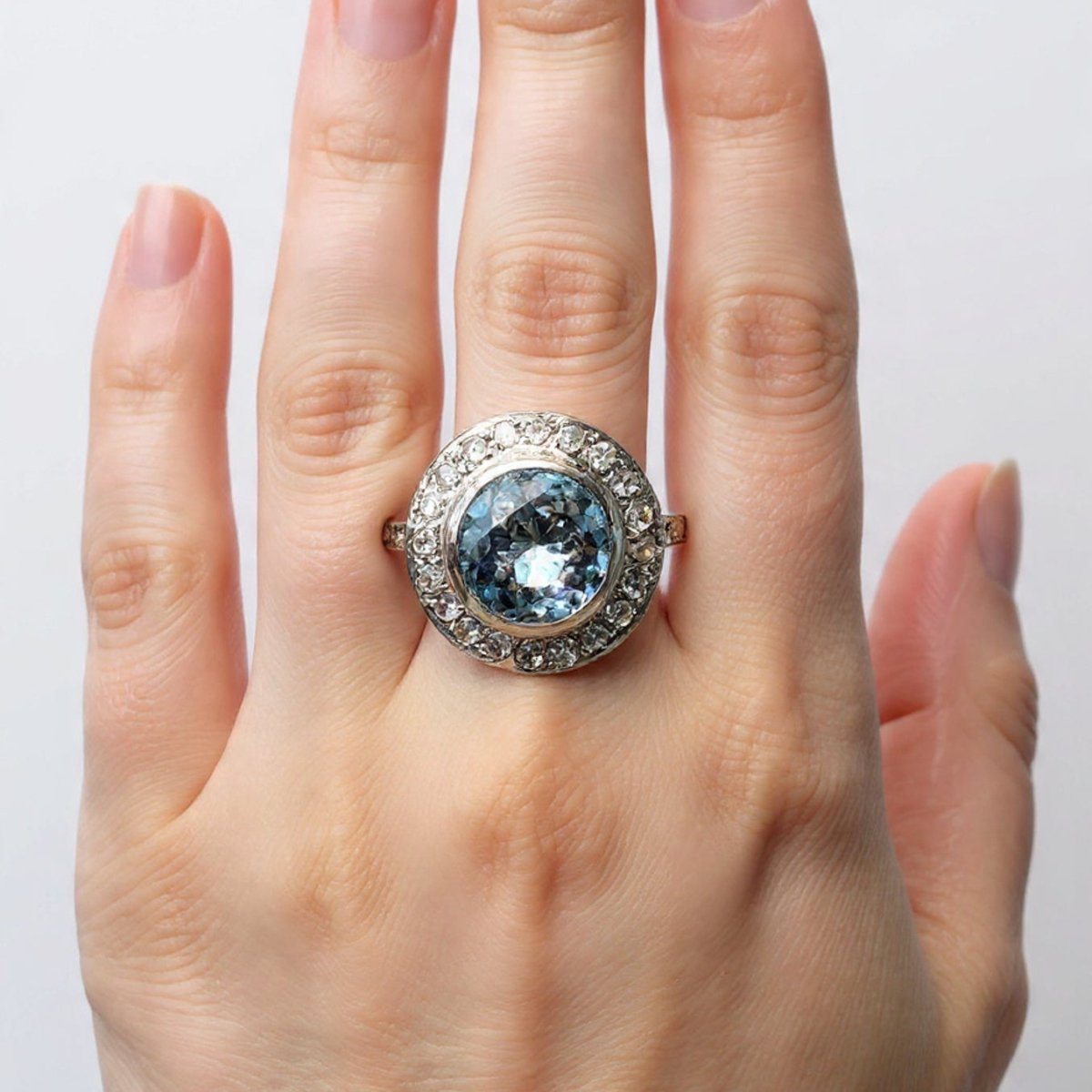 Bague Entourage en or blanc, aigue - marine et diamants - Castafiore