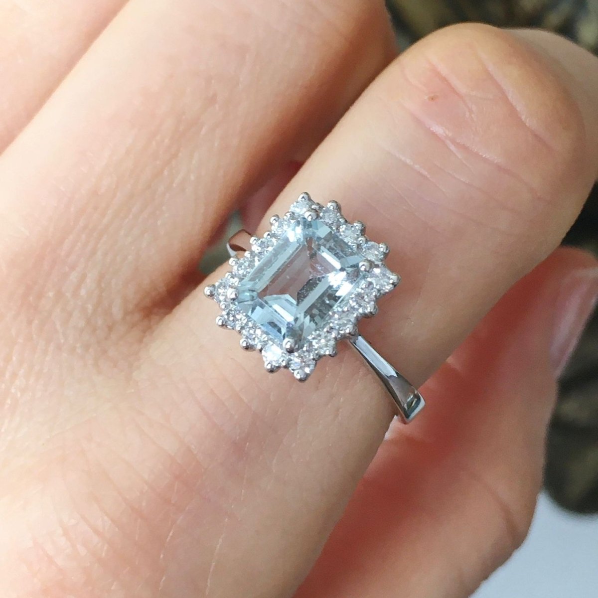Bague Entourage en or blanc, aigue - marine et diamants - Castafiore