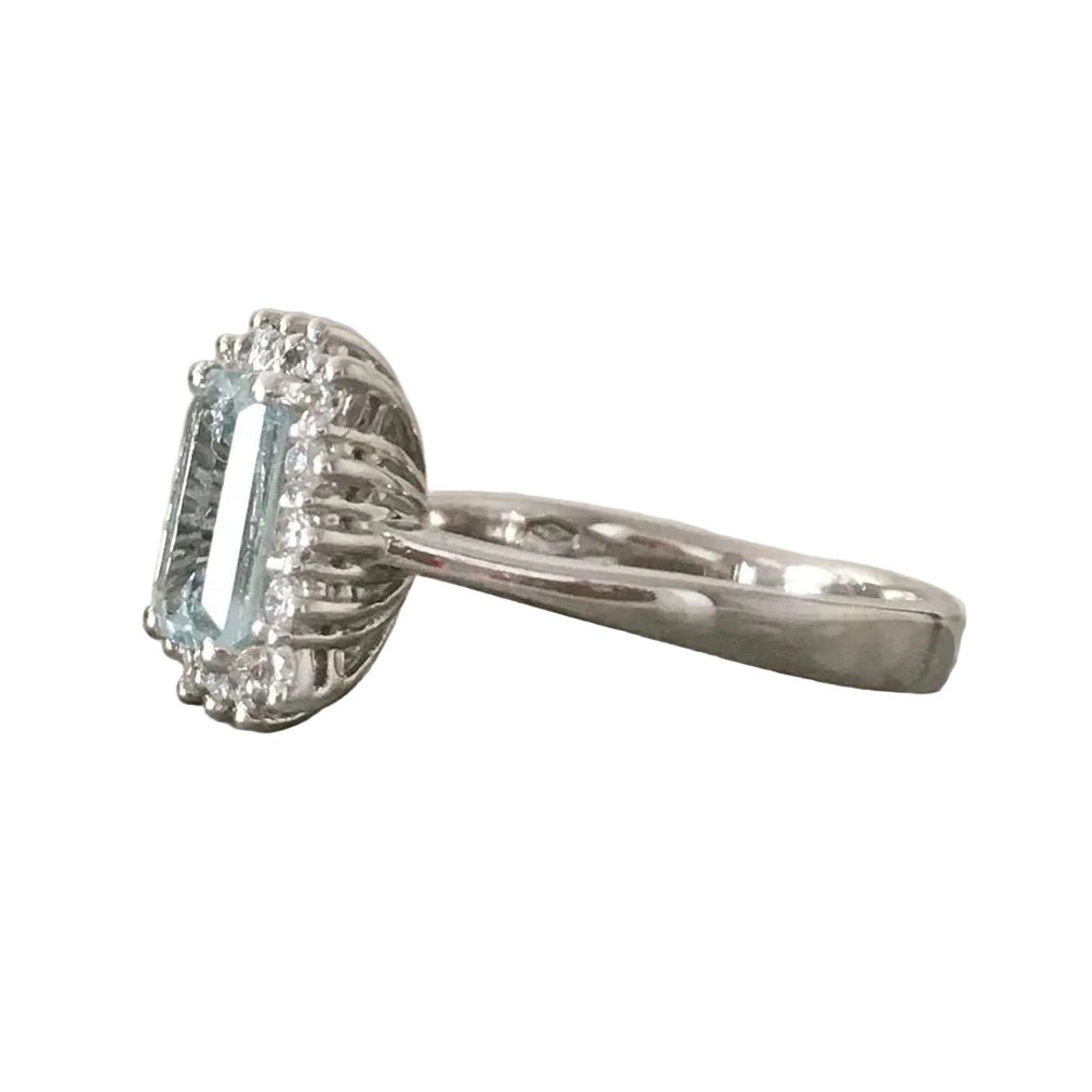 Bague Entourage en or blanc, aigue - marine et diamants - Castafiore