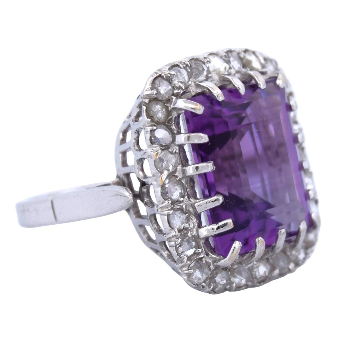 Bague Entourage en or blanc, améthyste et diamants - Castafiore