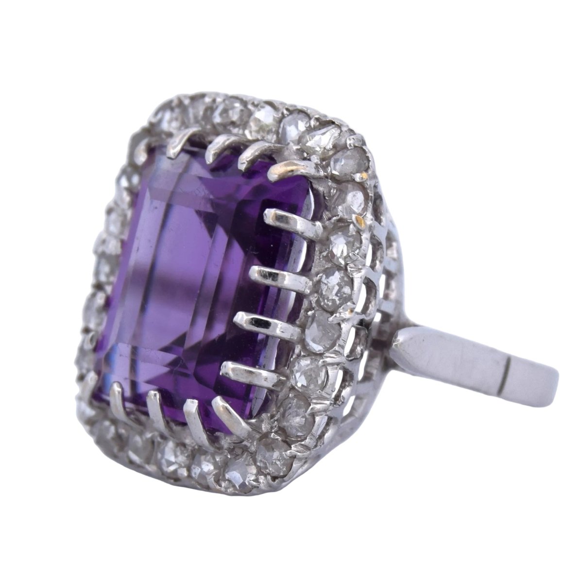 Bague Entourage en or blanc, améthyste et diamants - Castafiore