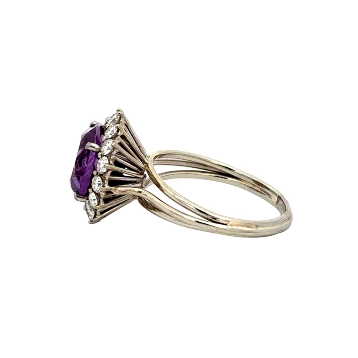 Bague Entourage en or blanc, améthyste et diamants - Castafiore