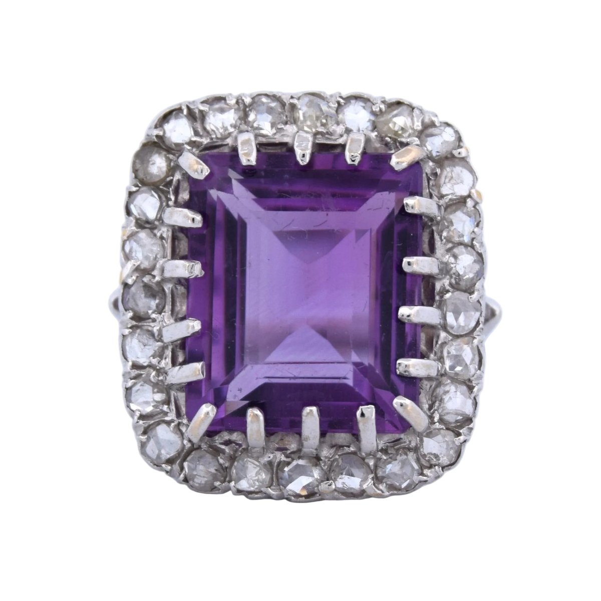 Bague Entourage en or blanc, améthyste et diamants - Castafiore