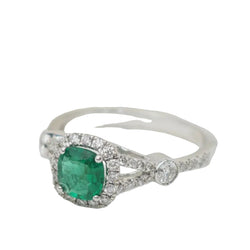 Bague entourage en or blanc, émeraude 0.61ct et diamants - Castafiore