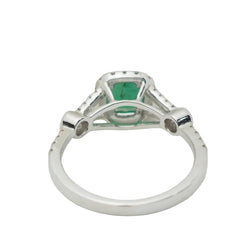 Bague entourage en or blanc, émeraude 0.61ct et diamants - Castafiore