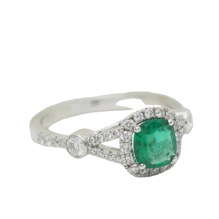 Bague entourage en or blanc, émeraude 0.61ct et diamants - Castafiore