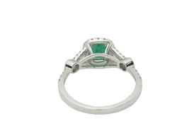 Bague Entourage en or blanc, émeraude et diamants - Castafiore