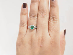 Bague Entourage en or blanc, émeraude et diamants - Castafiore