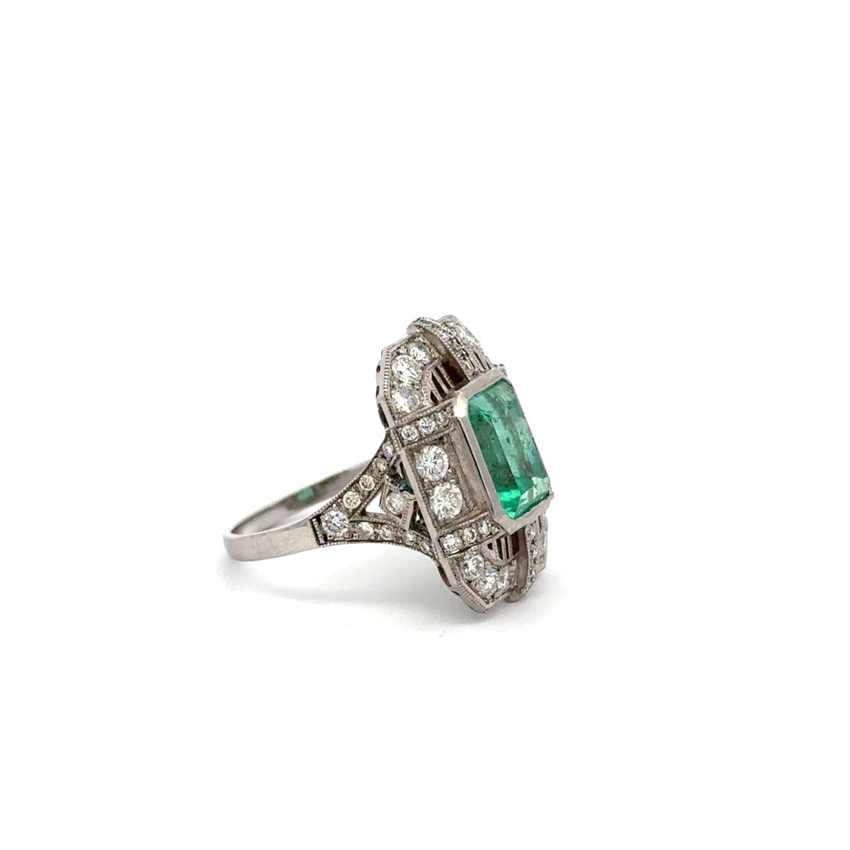 Bague Entourage en or blanc, émeraude et diamants - Castafiore