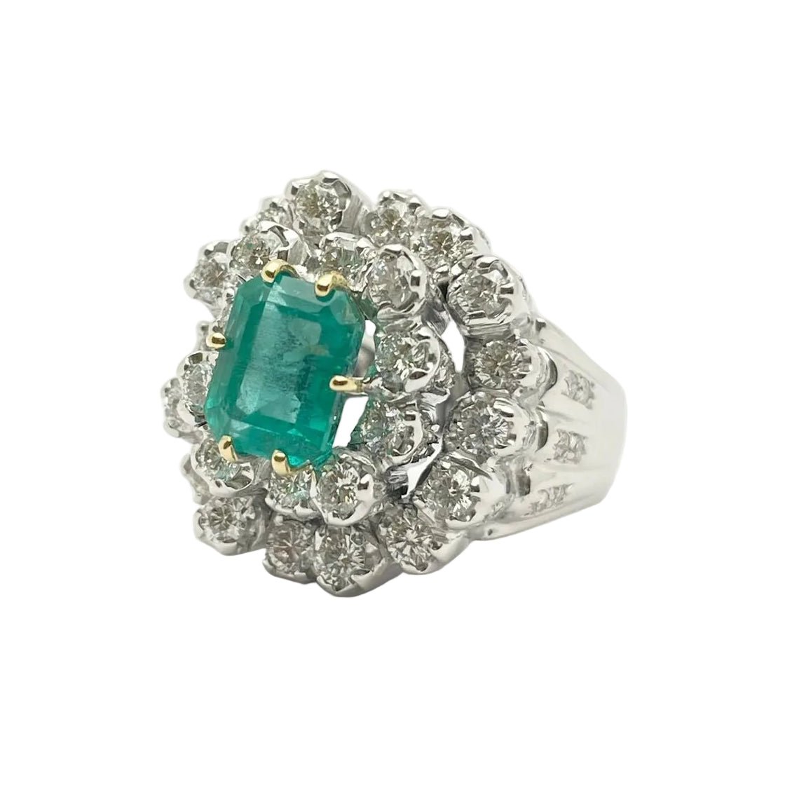 Bague Entourage en or blanc, émeraude et diamants - Castafiore