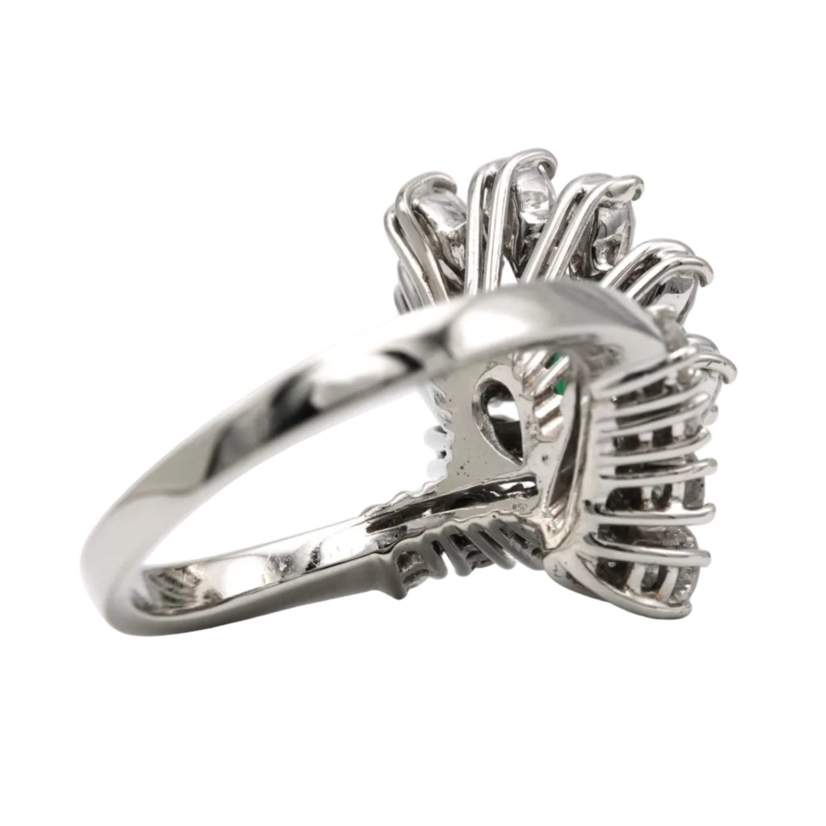 Bague Entourage en or blanc, émeraude et diamants - Castafiore