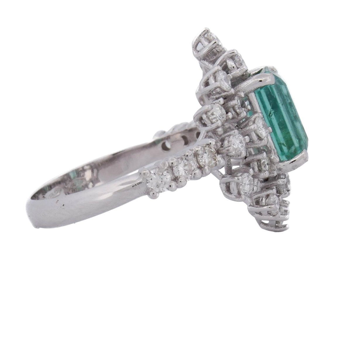Bague Entourage en or blanc, émeraude et diamants - Castafiore
