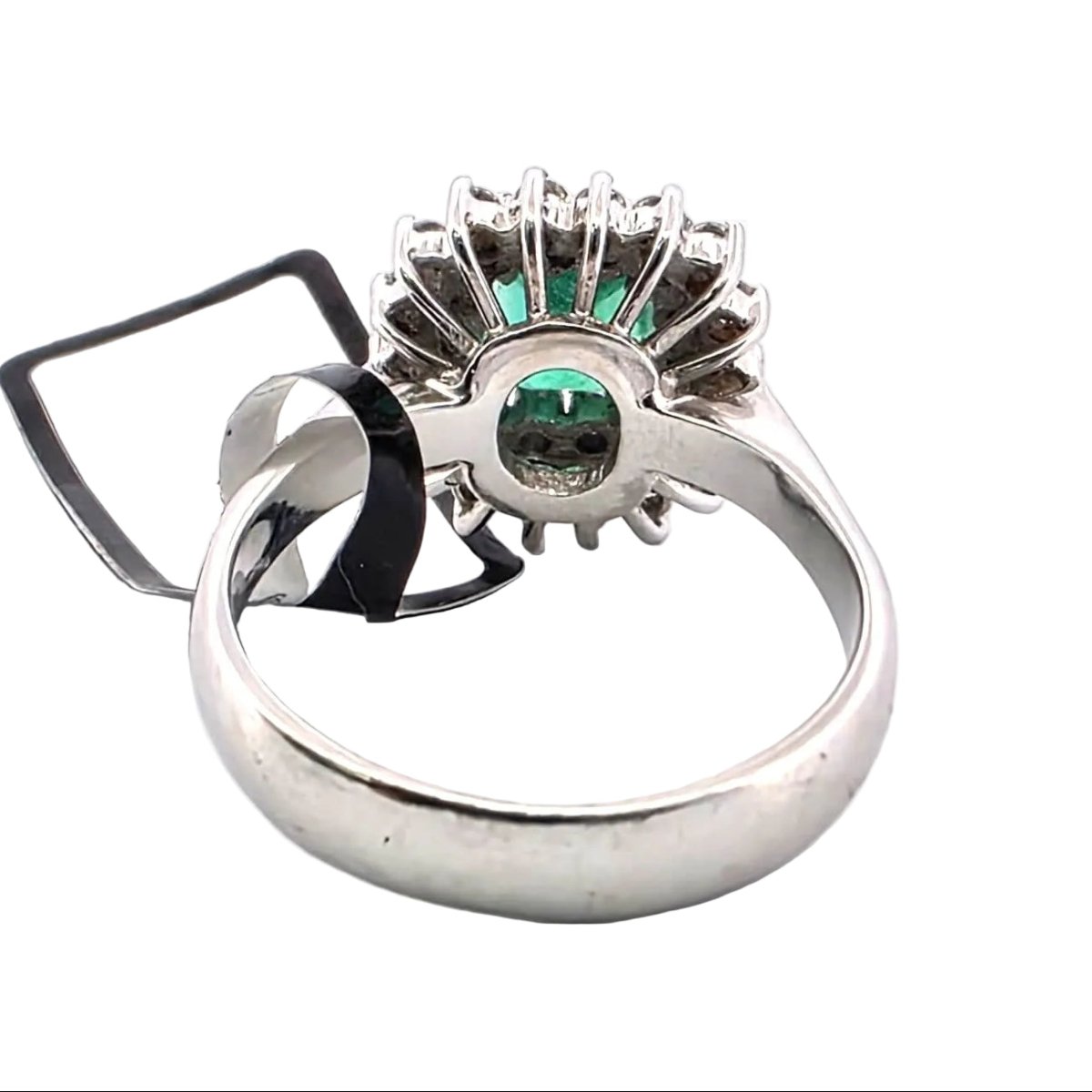 Bague Entourage en or blanc, émeraude et diamants - Castafiore