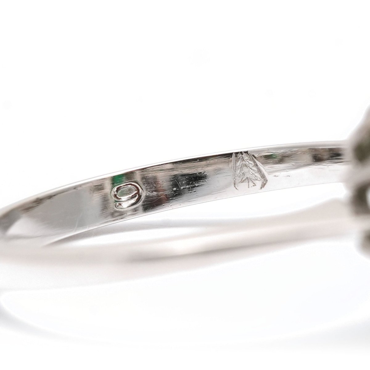 Bague Entourage en or blanc, émeraude et diamants - Castafiore