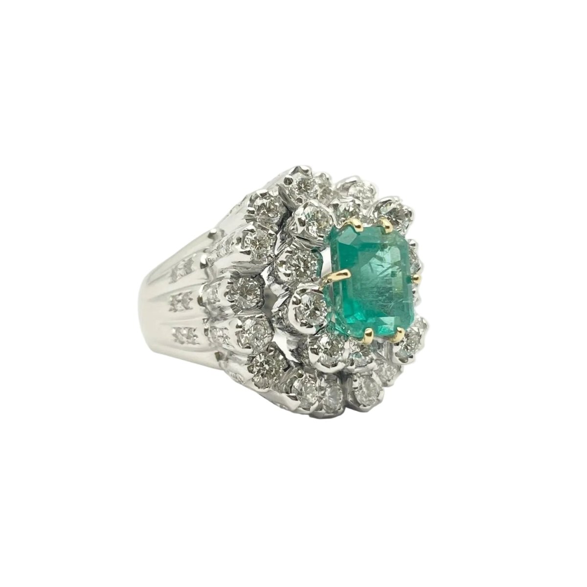 Bague Entourage en or blanc, émeraude et diamants - Castafiore
