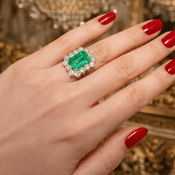 Bague Entourage en or blanc, émeraude et diamants - Castafiore