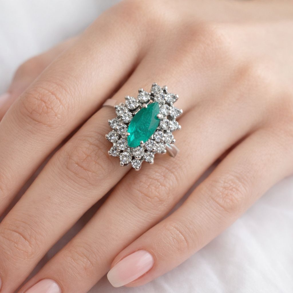 Bague Entourage en or blanc, émeraude et diamants - Castafiore