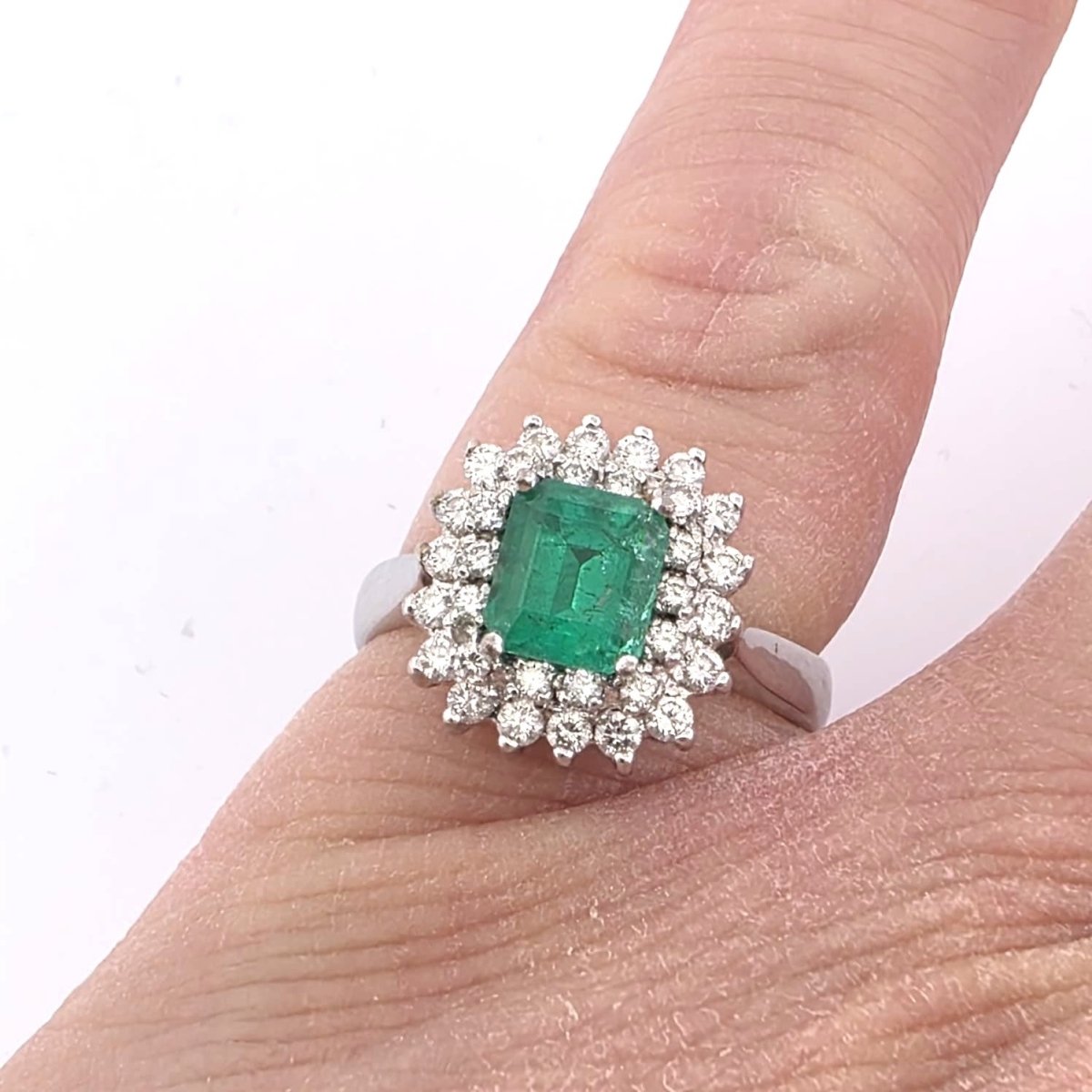 Bague Entourage en or blanc, émeraude et diamants - Castafiore