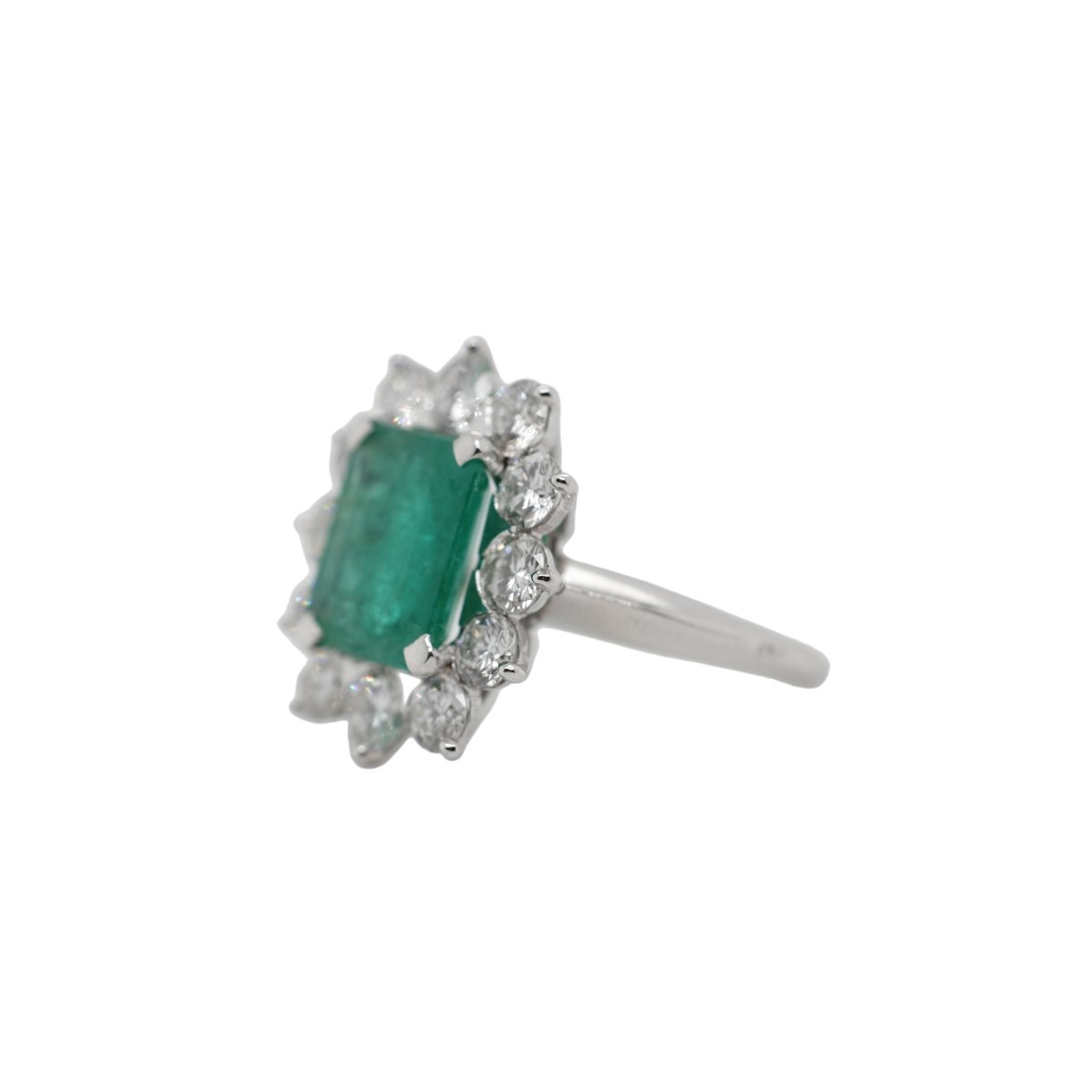 Bague Entourage en or blanc, émeraude et diamants - Castafiore