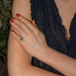 Bague Entourage en or blanc, émeraude et diamants - Castafiore