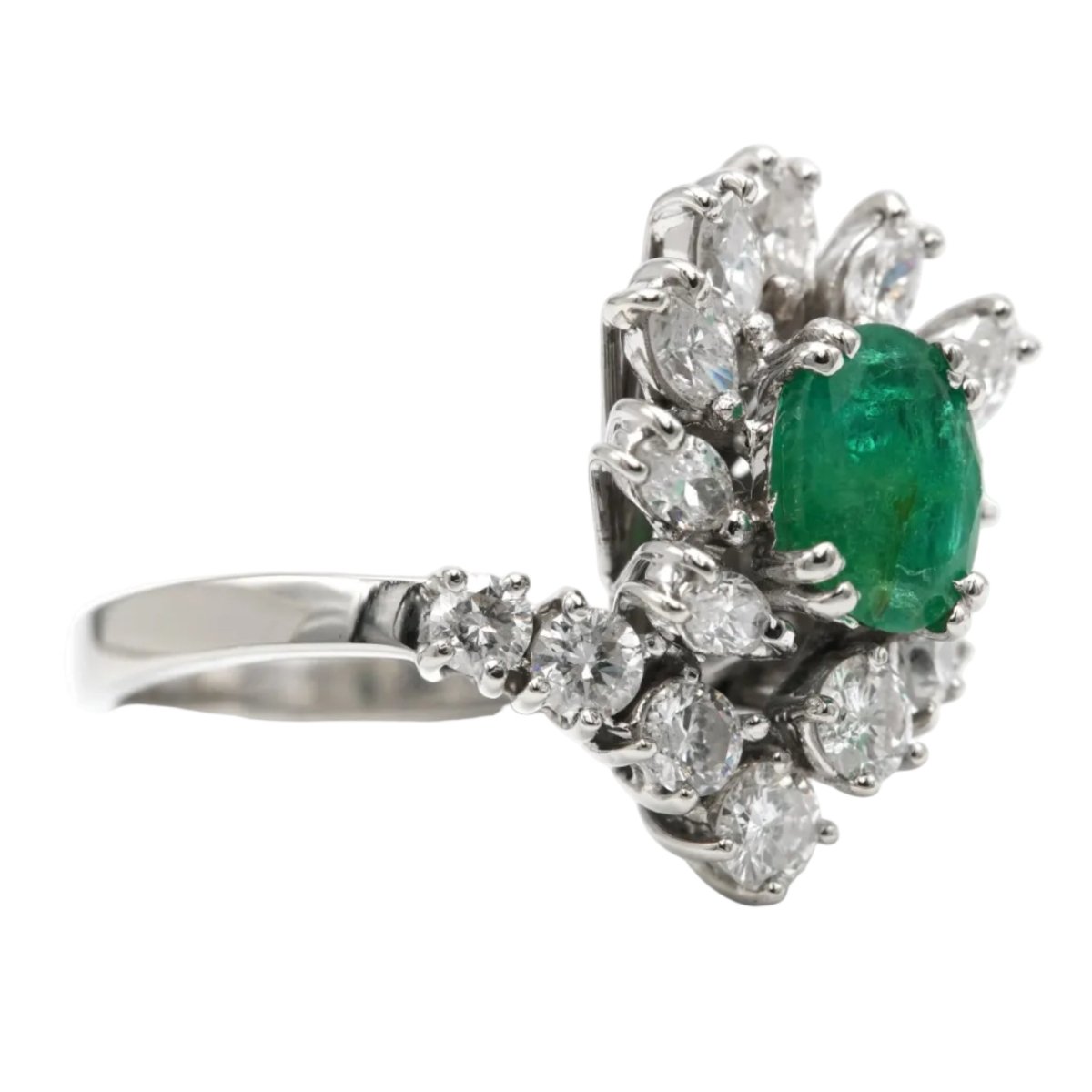 Bague Entourage en or blanc, émeraude et diamants - Castafiore