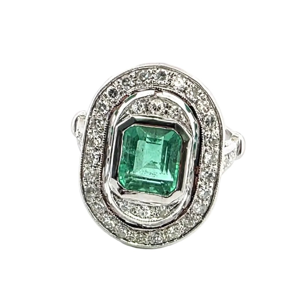 Bague Entourage en or blanc, émeraude et diamants - Castafiore